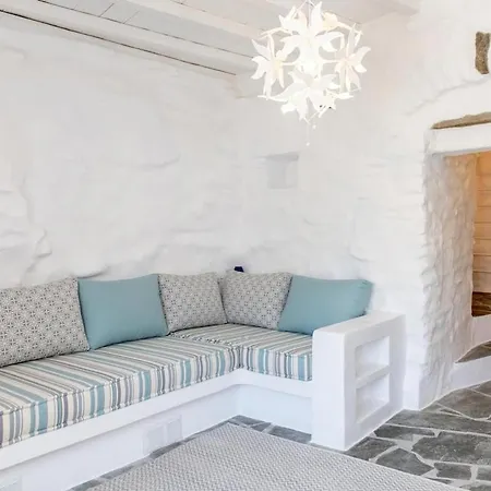 Сasa de vacaciones Triantaros Iconic House By Tinosstay