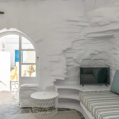 Triantaros Iconic House By Tinosstay *